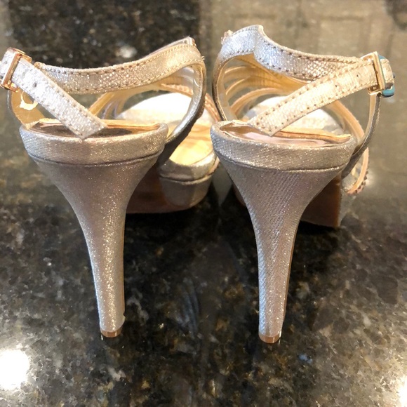NEW Gianni Bini Evening Sandals in Gold - Picture 5 of 6